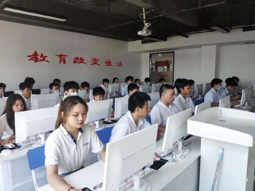 北大青鸟福州校区的管理如何？